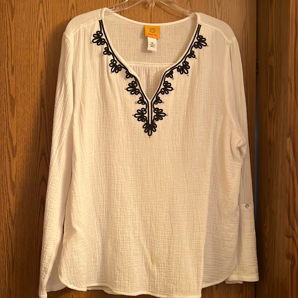 Ruby Rd. Brand Size: XL White with black embellishments in front. Used